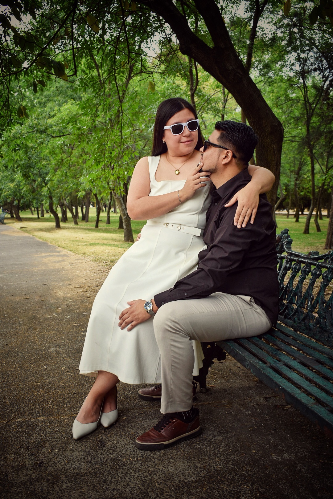 Fernanda y Julio en la banca del parque