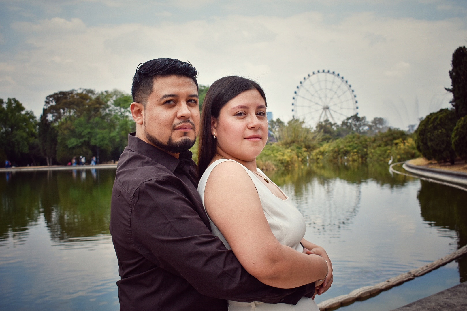 Fernanda y Julio frente al lago